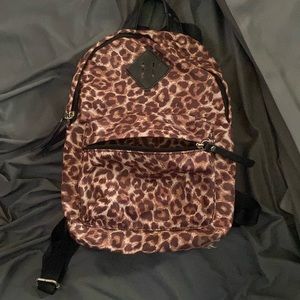 A medium size bag that is cheetah print and adjustable straps